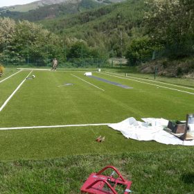 полагане на изкуствена трева за тенис корт