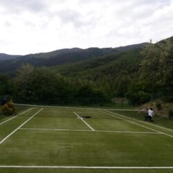 Тенис корт с изкуствена трева