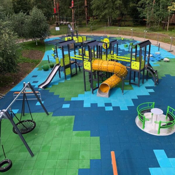 Каучукови плочи за детска площадка в парк