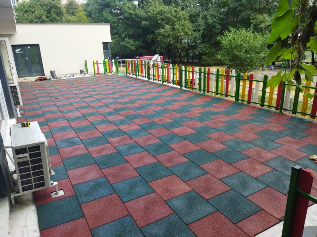 Инсталация на каучукови плочки на тераса при детска градина