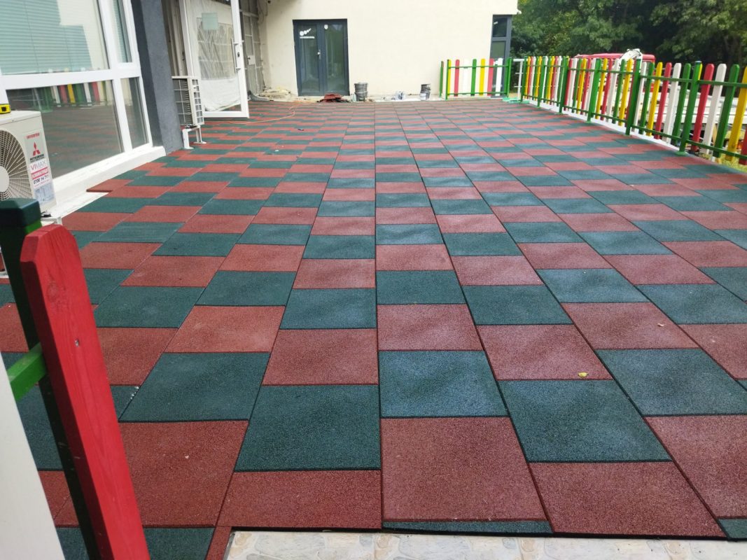 Завършена настилка на тераса за детска площадка с каучукови плочки