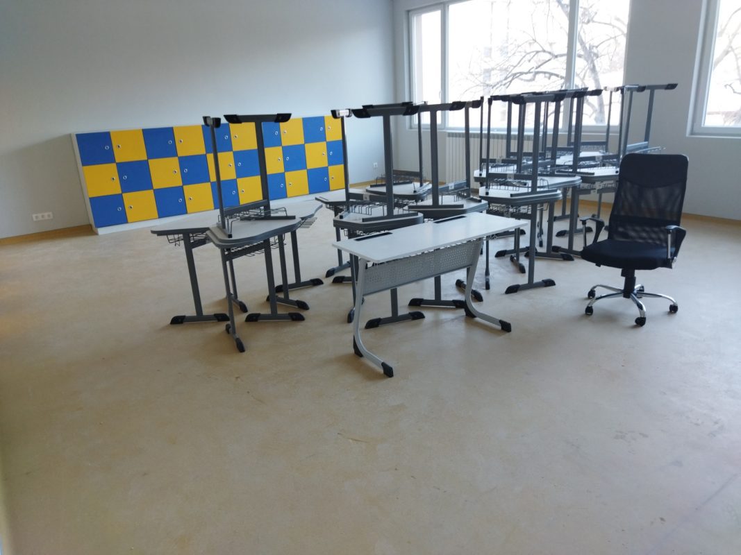 Подмяна на настилки в училище в град Перник